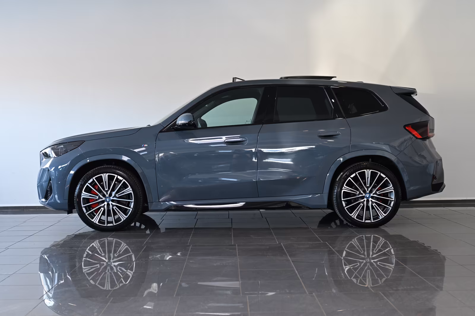 BMW iX1 30 xDrive M Sport Pro AHK Pano HUD H&K 20\