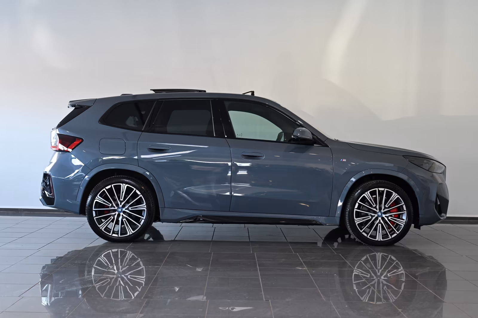 BMW iX1 30 xDrive M Sport Pro AHK Pano HUD H&K 20\