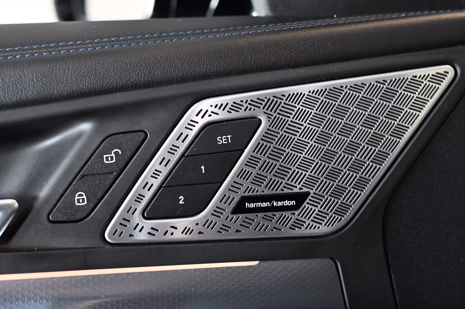 BMW iX1 30 xDrive M Sport Pro AHK Pano HUD H&K 20\