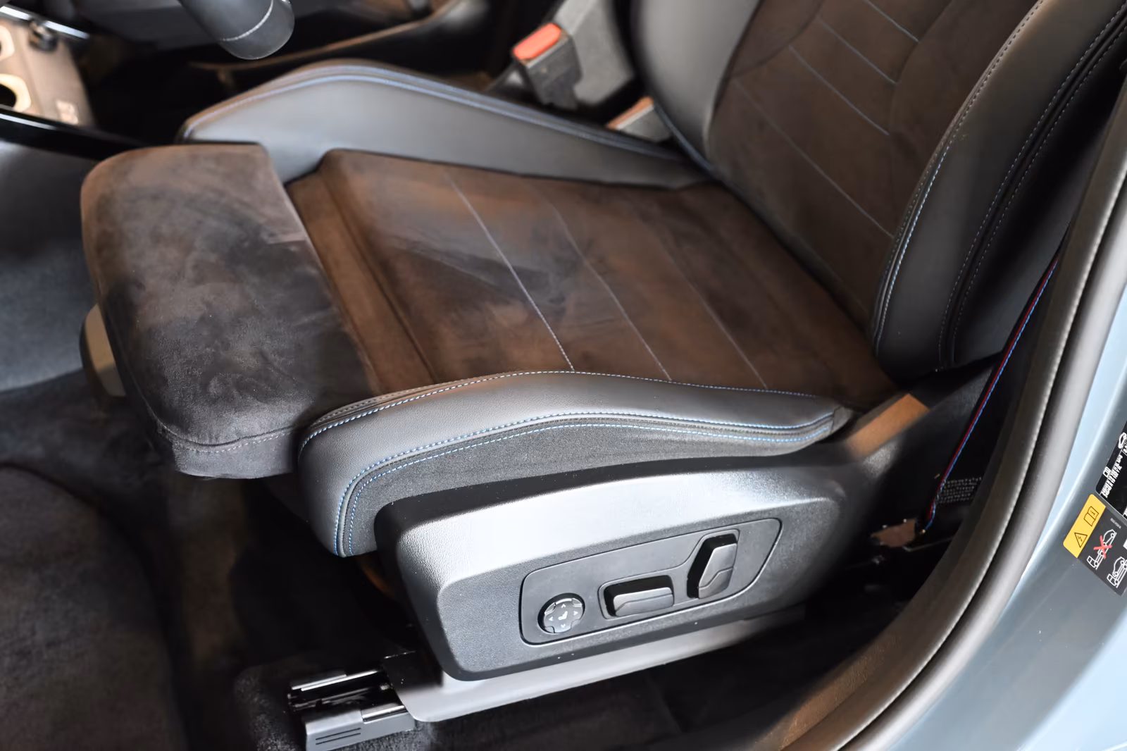 BMW iX1 30 xDrive M Sport Pro AHK Pano HUD H&K 20\