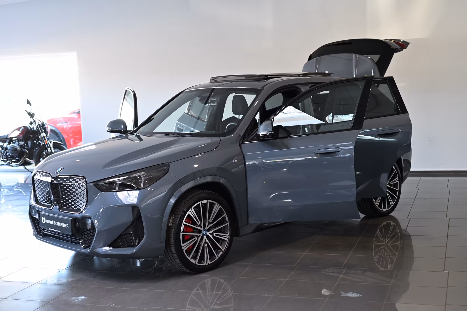 BMW iX1 30 xDrive M Sport Pro AHK Pano HUD H&K 20\