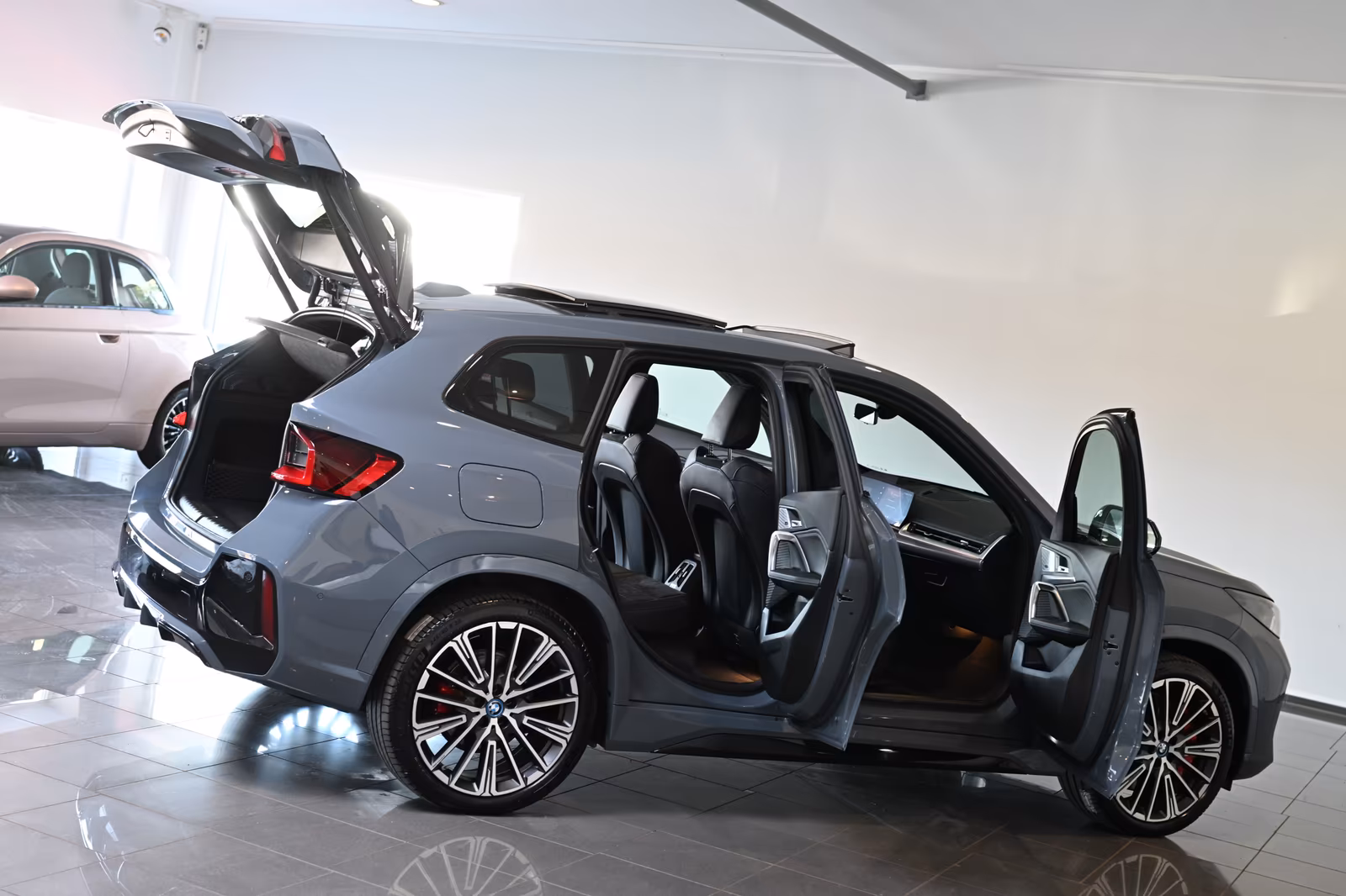 BMW iX1 30 xDrive M Sport Pro AHK Pano HUD H&K 20\
