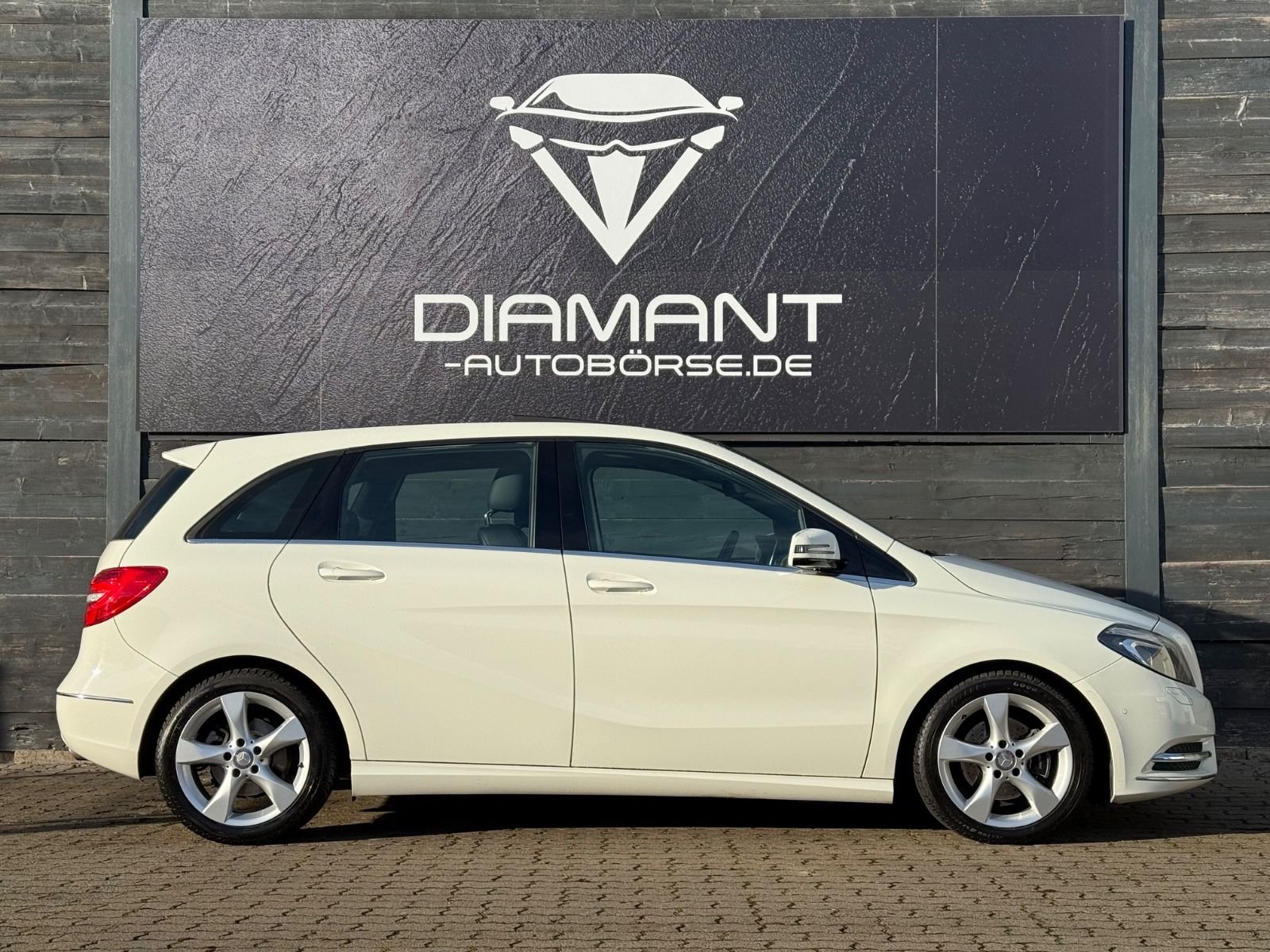 Mercedes-Benz B 180 *LEDER*PANO*BI-XENON*NAVI*SHZ*PDC*LM