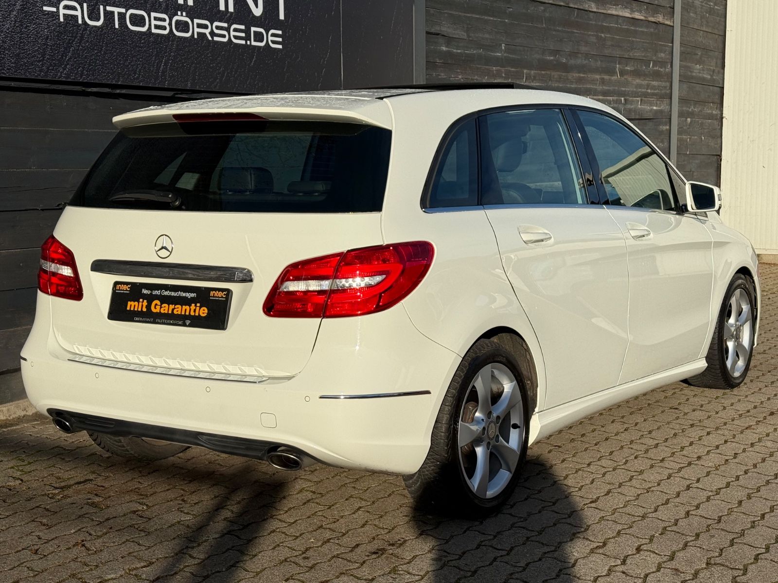 Mercedes-Benz B 180 *LEDER*PANO*BI-XENON*NAVI*SHZ*PDC*LM
