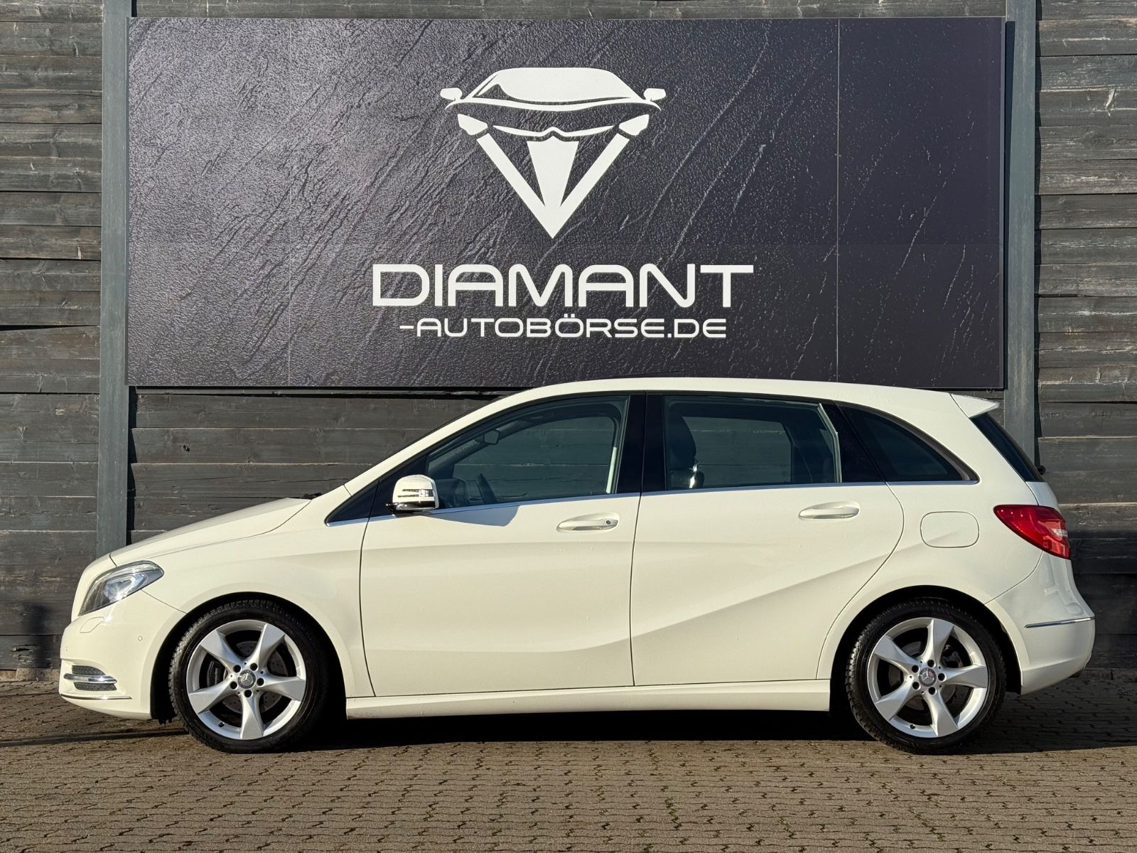 Mercedes-Benz B 180 *LEDER*PANO*BI-XENON*NAVI*SHZ*PDC*LM