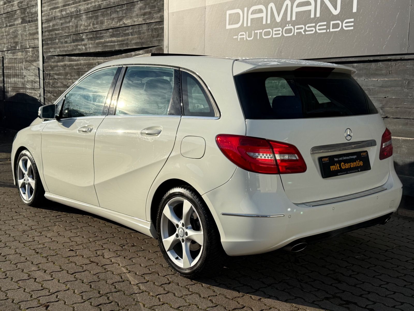 Mercedes-Benz B 180 *LEDER*PANO*BI-XENON*NAVI*SHZ*PDC*LM
