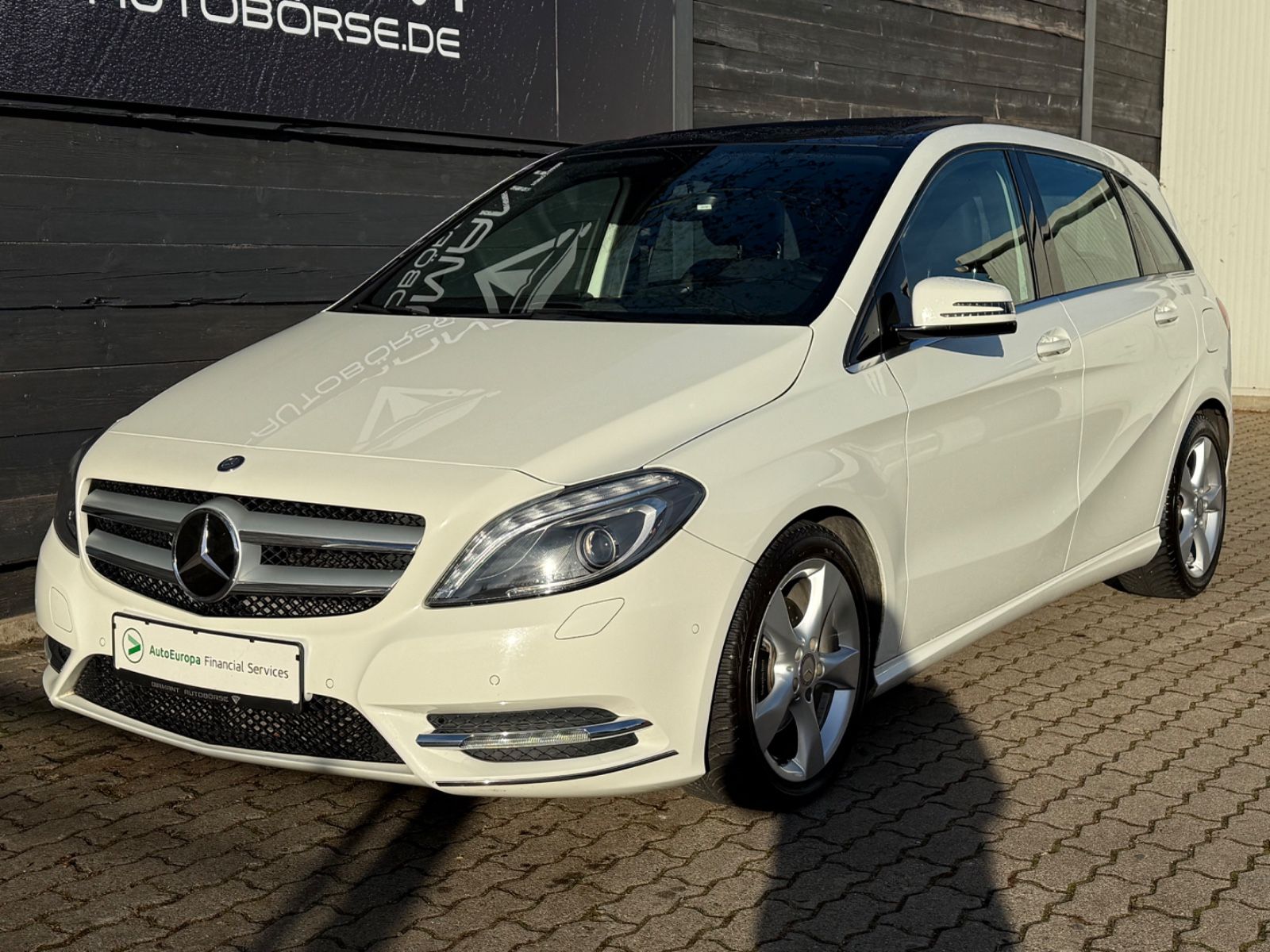 Mercedes-Benz B 180 *LEDER*PANO*BI-XENON*NAVI*SHZ*PDC*LM