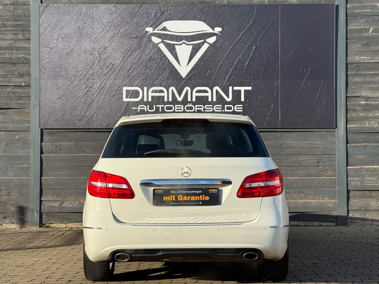 Mercedes-Benz B 180 *LEDER*PANO*BI-XENON*NAVI*SHZ*PDC*LM