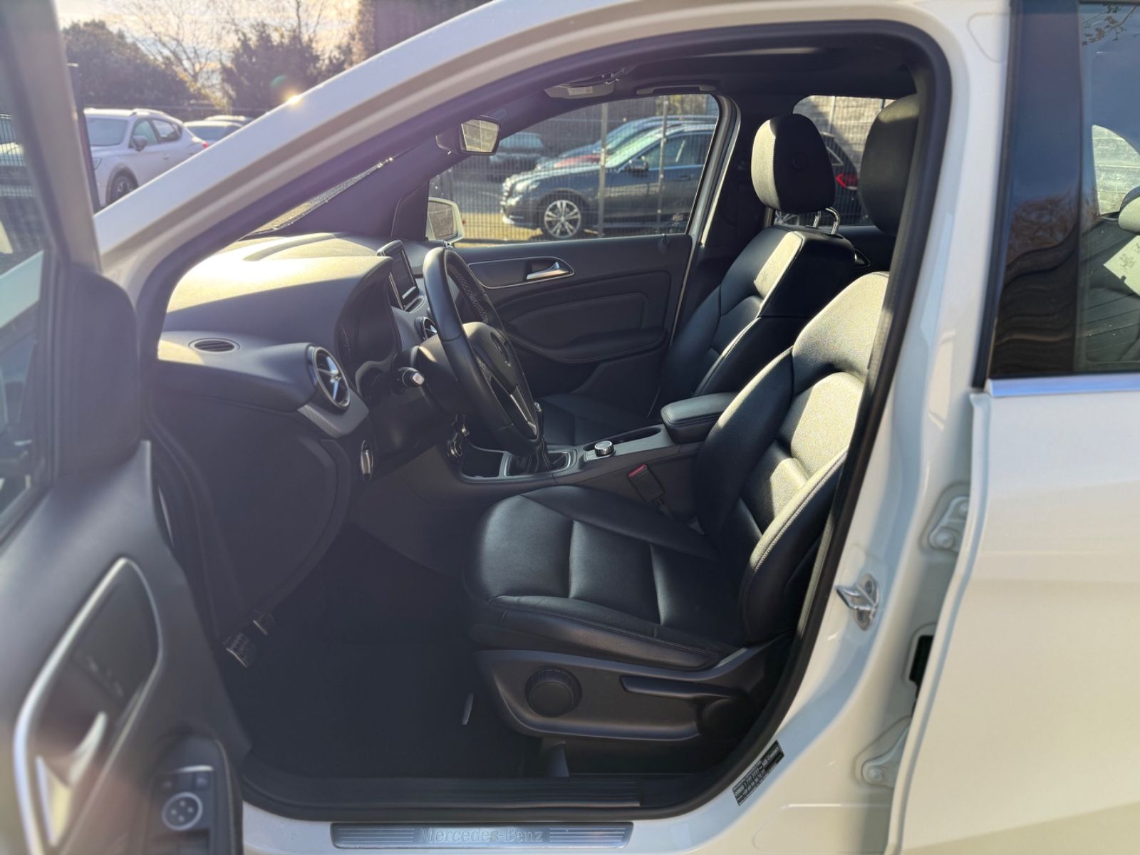 Mercedes-Benz B 180 *LEDER*PANO*BI-XENON*NAVI*SHZ*PDC*LM