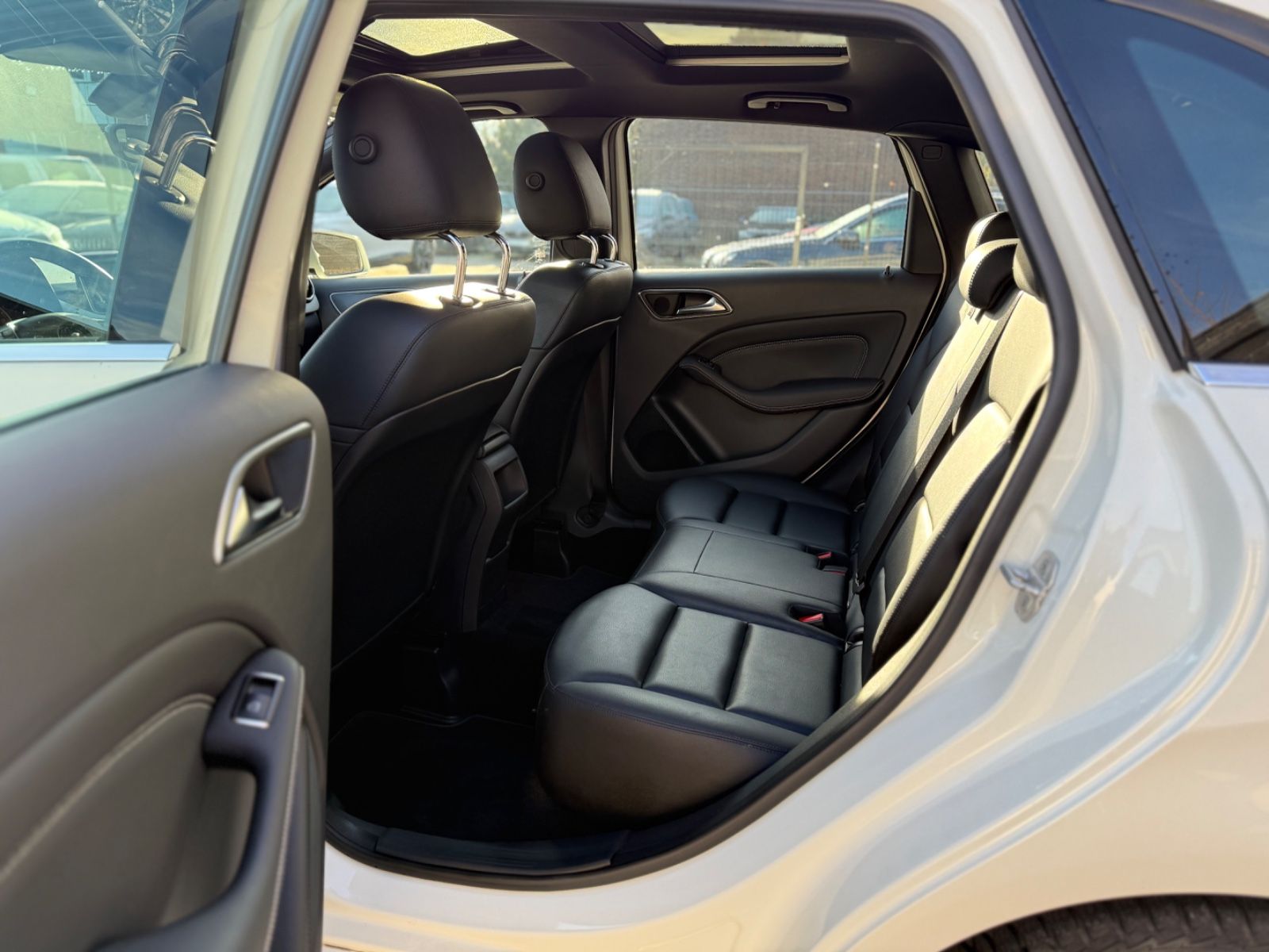 Mercedes-Benz B 180 *LEDER*PANO*BI-XENON*NAVI*SHZ*PDC*LM