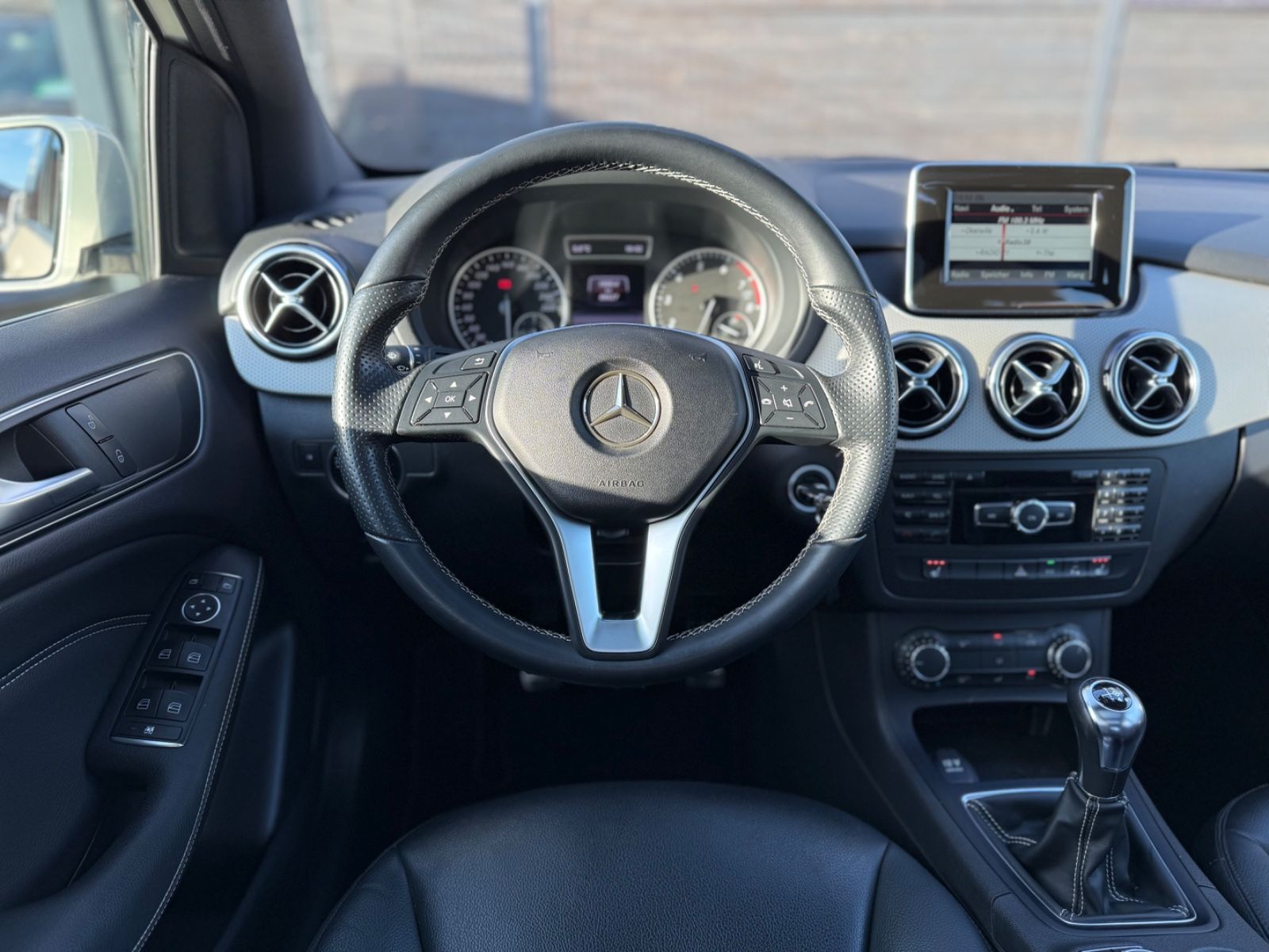 Mercedes-Benz B 180 *LEDER*PANO*BI-XENON*NAVI*SHZ*PDC*LM