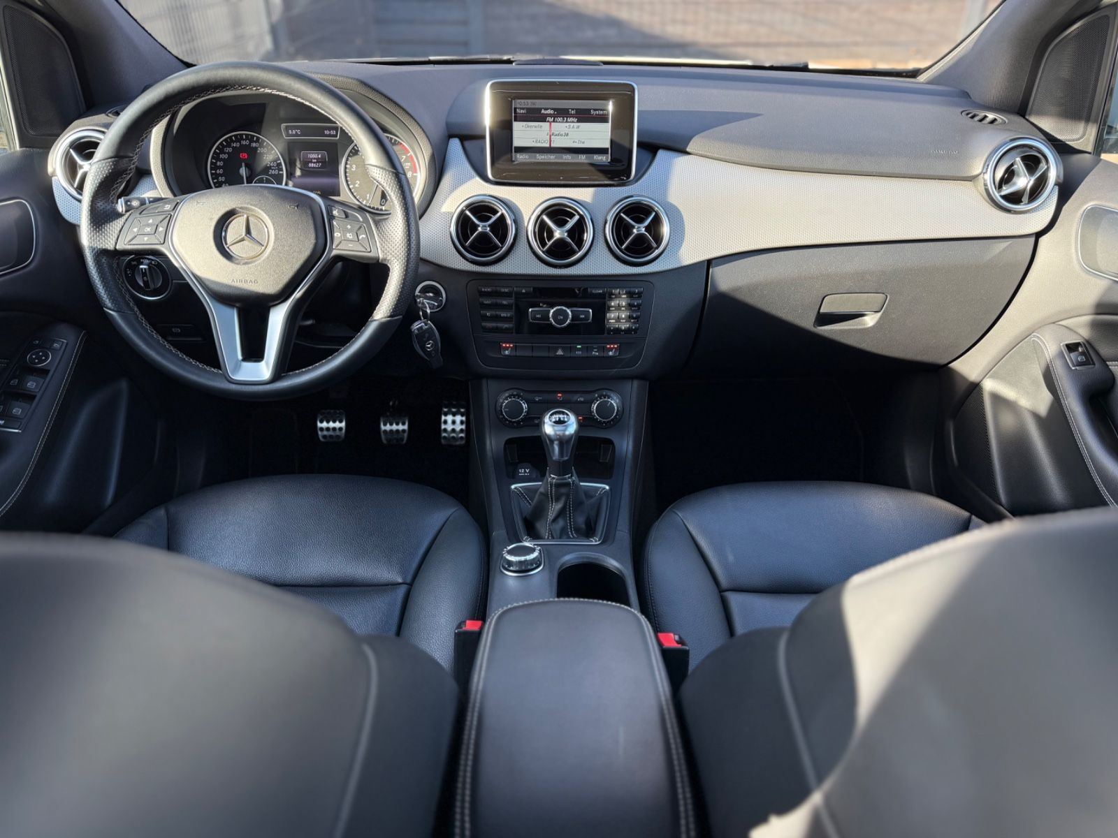 Mercedes-Benz B 180 *LEDER*PANO*BI-XENON*NAVI*SHZ*PDC*LM