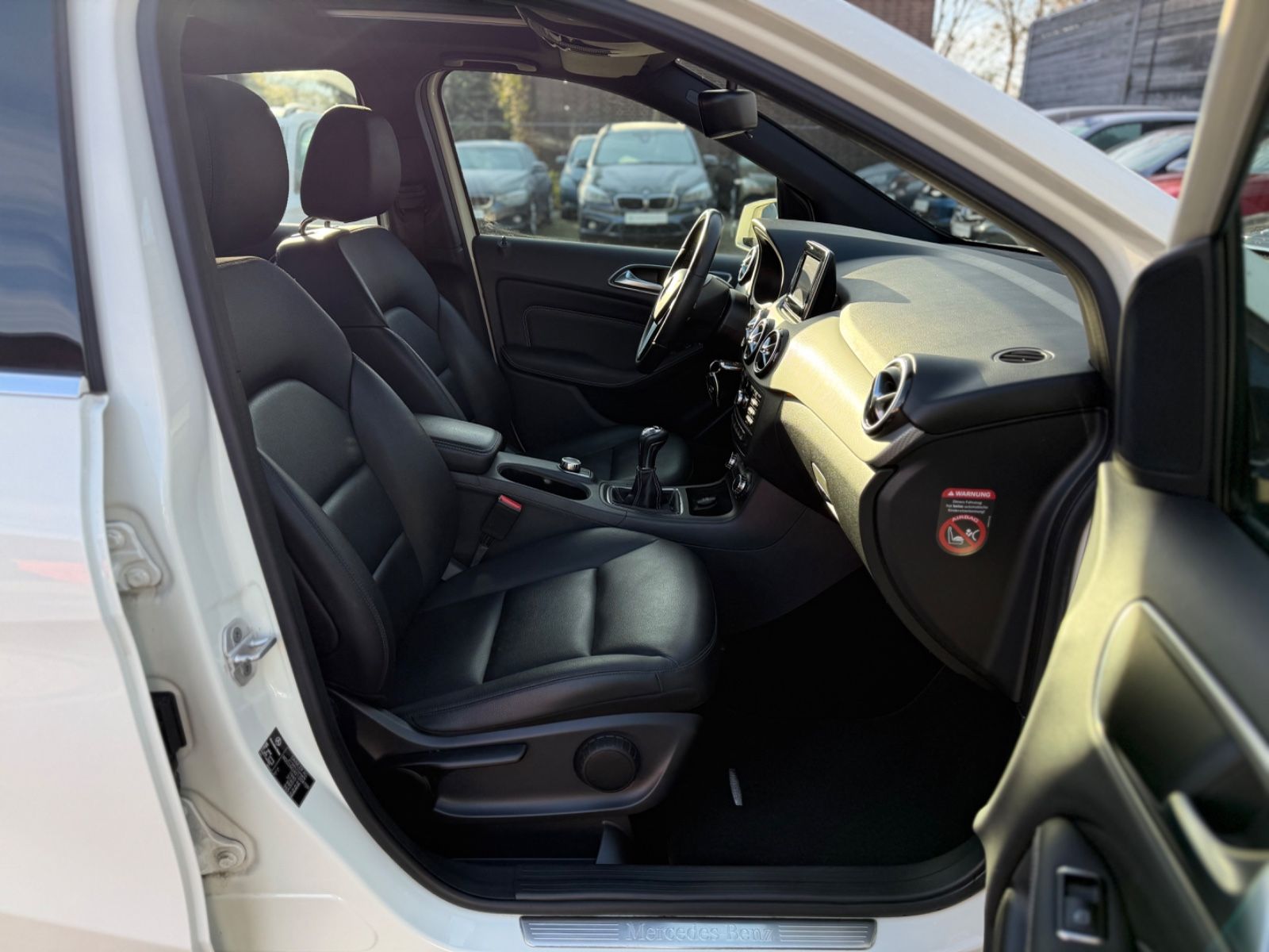 Mercedes-Benz B 180 *LEDER*PANO*BI-XENON*NAVI*SHZ*PDC*LM
