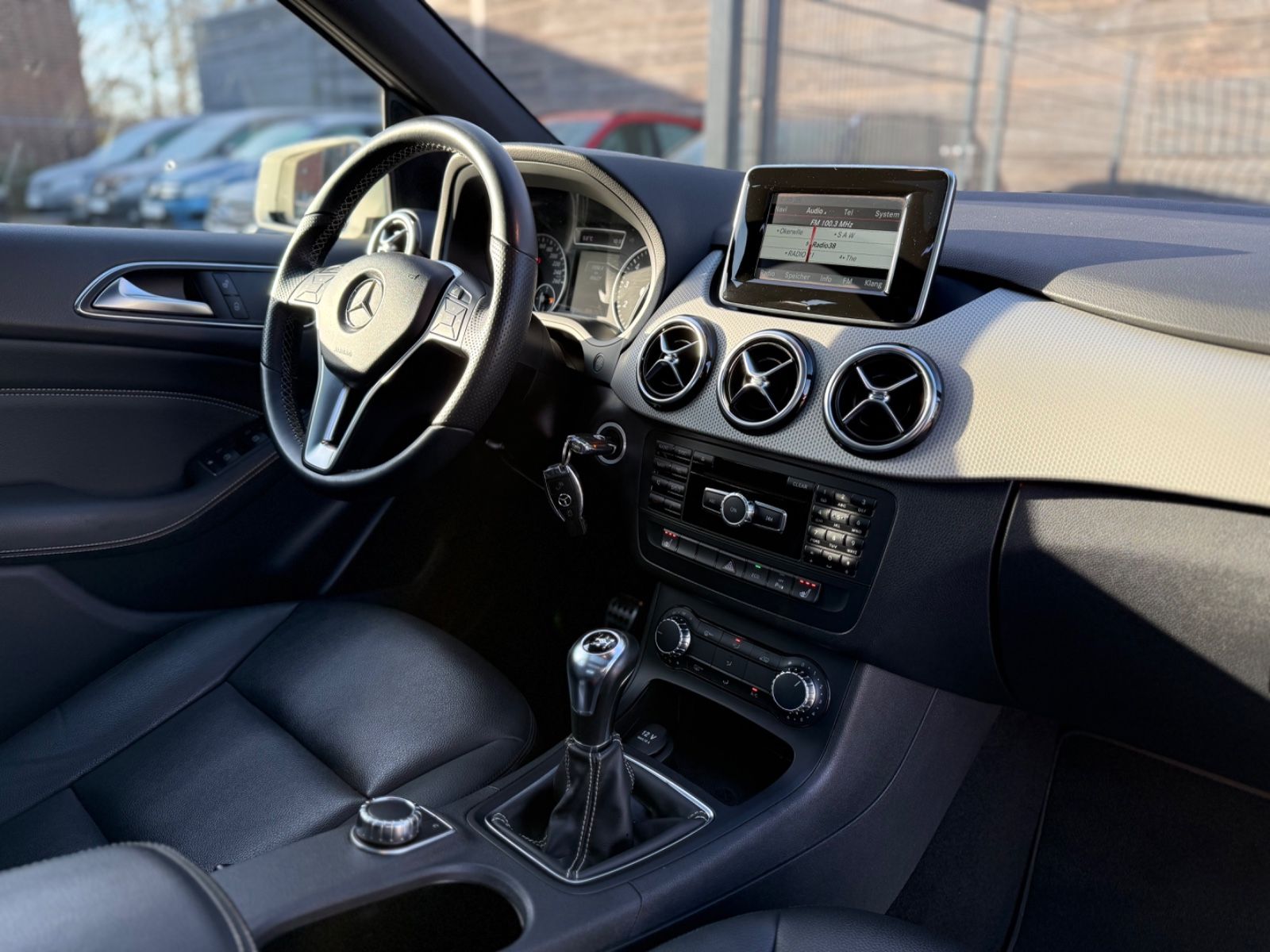 Mercedes-Benz B 180 *LEDER*PANO*BI-XENON*NAVI*SHZ*PDC*LM